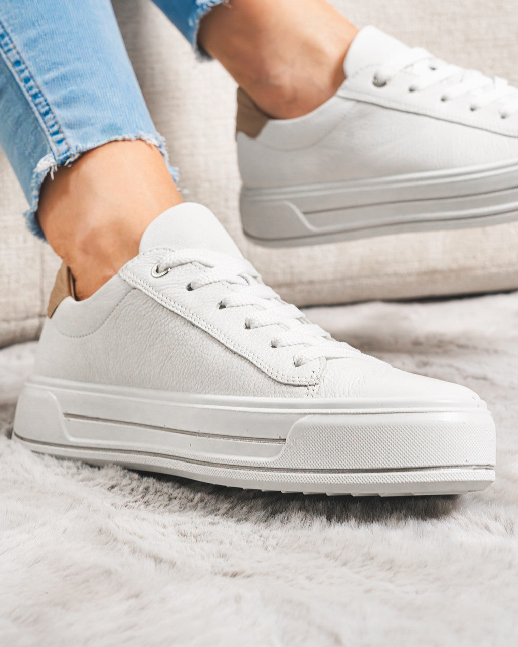 Ara 12-23003 Canberra trainer white