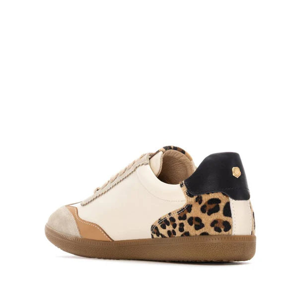 Carmela 162640 beige trainer