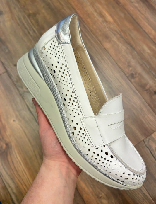 Pitillos 10433 white slip on