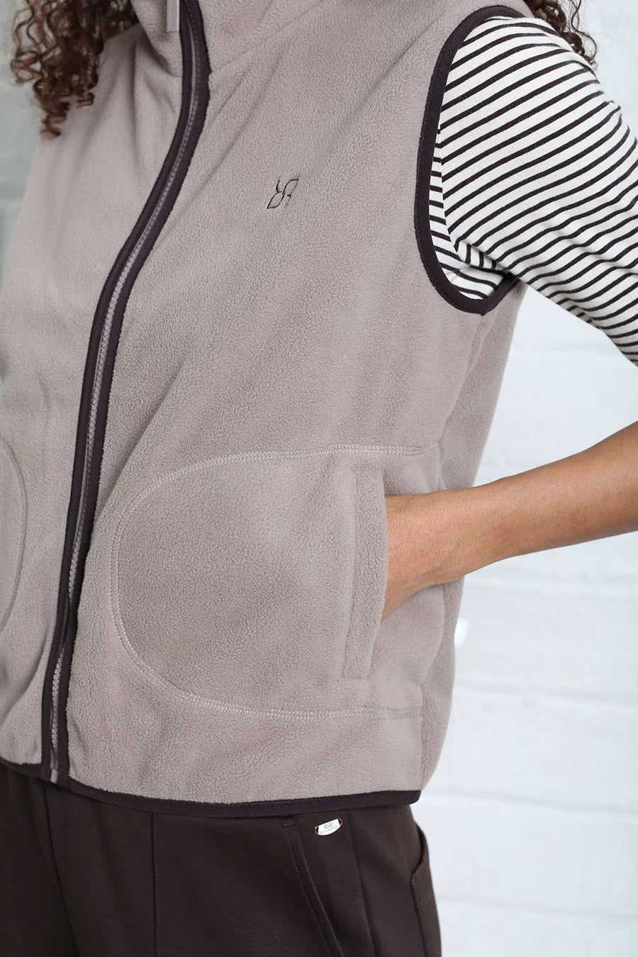 Relax & Renew Tilly Borg Gilet Taupe